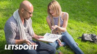 Olivia Devine termetes fenekét szétbaszva külföldön egy kopasz faszos krapek által