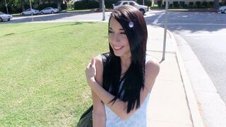 Fiatal repedtsarkú Mia Hurley megmutatja hatalmas ciciét és pénzért megdugja a muksót