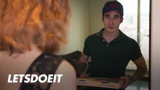 Megcsaló pina Arian Joy először a barátját baszogatja, aztán a kézbesítő krapek megdugja jól