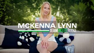 Mckenna Lynn legelső pornója: világos szőke lány vad faszas kalandja