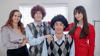 Forró anyacserélés – csábos nagymellű milf-ek segítik összebarátkozni elkényeztetett mostohafiaikat