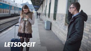 Selvaggia fiatal lány felfogta Charlie Dean gigászi faszát egy gyors pov dugásra