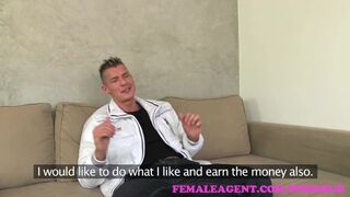 Femaleagent - a telhetetlen milf nem bírt lépést tartani a vonzó striptíző farkával a castingon