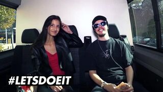 Vékony fekete Coco Kiss pénzért cidázza a hatalmas barna fazt az autóban