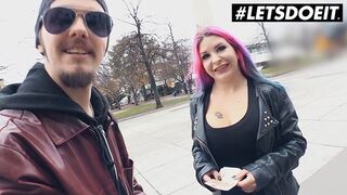 Aviva Rocks gigantikus keblű svájci gádzsi megdugja az idegent pénzért a buszon