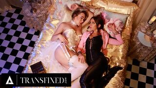 Mesebeli királynők Emma Rose és April Olsen vad strap-on popó kefélése