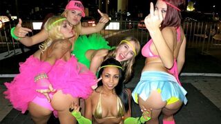 Party mind az örök buliban – forró tinédzser csajok vonzó mulatsága