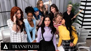 Forró transzvesztita főnök Jade Venus és Jane Wilde kefélnek az irodai csapat szeme láttára