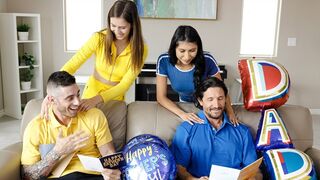 Szenvedélyes tinédzser kurvák levetkőznek és megbaszák nevelő apjukat apák napján ünneplésképp