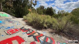 Isabella Jules forró zsenge kupakolása kültéren és krémes szállodai pina élvezete