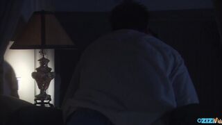 Zsenge bige cidázik és lovagol a farkon ágyban lefekvés előtt