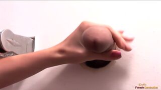 Magányos milf puncit simogatja mielőtt három glory hole rúdat kényeztet egyszerre