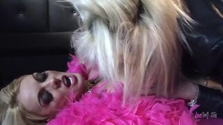 Forró világos szőke lezbi vaginája reszket meg a barinő nyelvétől és a vastag műdákóval