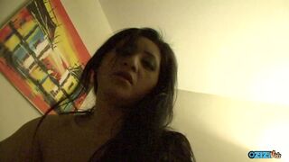 A dugás előtt az arcába spriccelő gigászi tőgyes néger gádzsi punciját kaszabolja a kuki