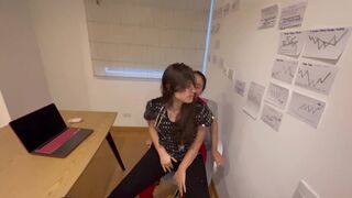 Az orvostanhallgató szuka megcsal engem, és meztelenül kötünk ki az irodámban