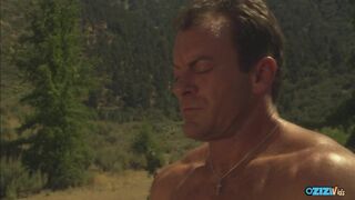 A dugás lovaglása megvadítja a termetes cicis brúnét, megállnak fordított cowgirlért és arcra permézve