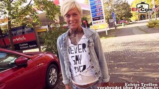 Utcán dugás német benzinállomáson: pov milf cidázás