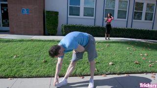 Demi Sutra bombázó csavart tánccal csábítja Sam Shock izmos farkát